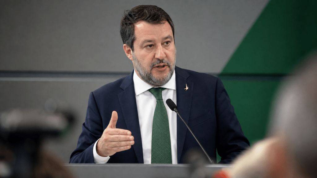Matteo Salvini parla a una conferenza.