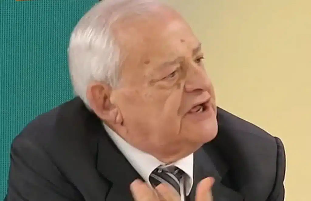 Uomo anziano parla con passione.