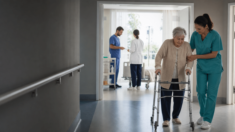 Anziana assistita da un operatore