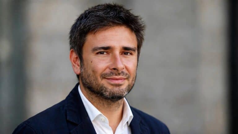 Di Battista operato a Cuba, slitta il suo rientro in Italia: come sta l’ex esponente pentastellato