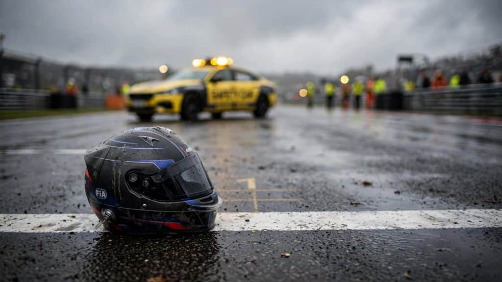 Un casco in terra dopo un incidente in gare automobilistiche