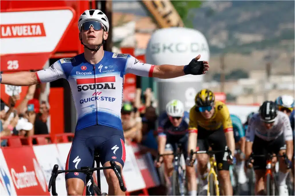 Un ciclista esulta dopo la vittoria alla Vuelta a Espana