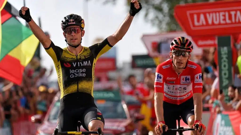 Un ciclista esulta alla Vuelta a Espana