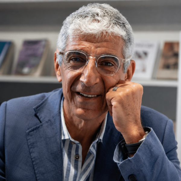 Uomo sorridente con occhiali e giacca
